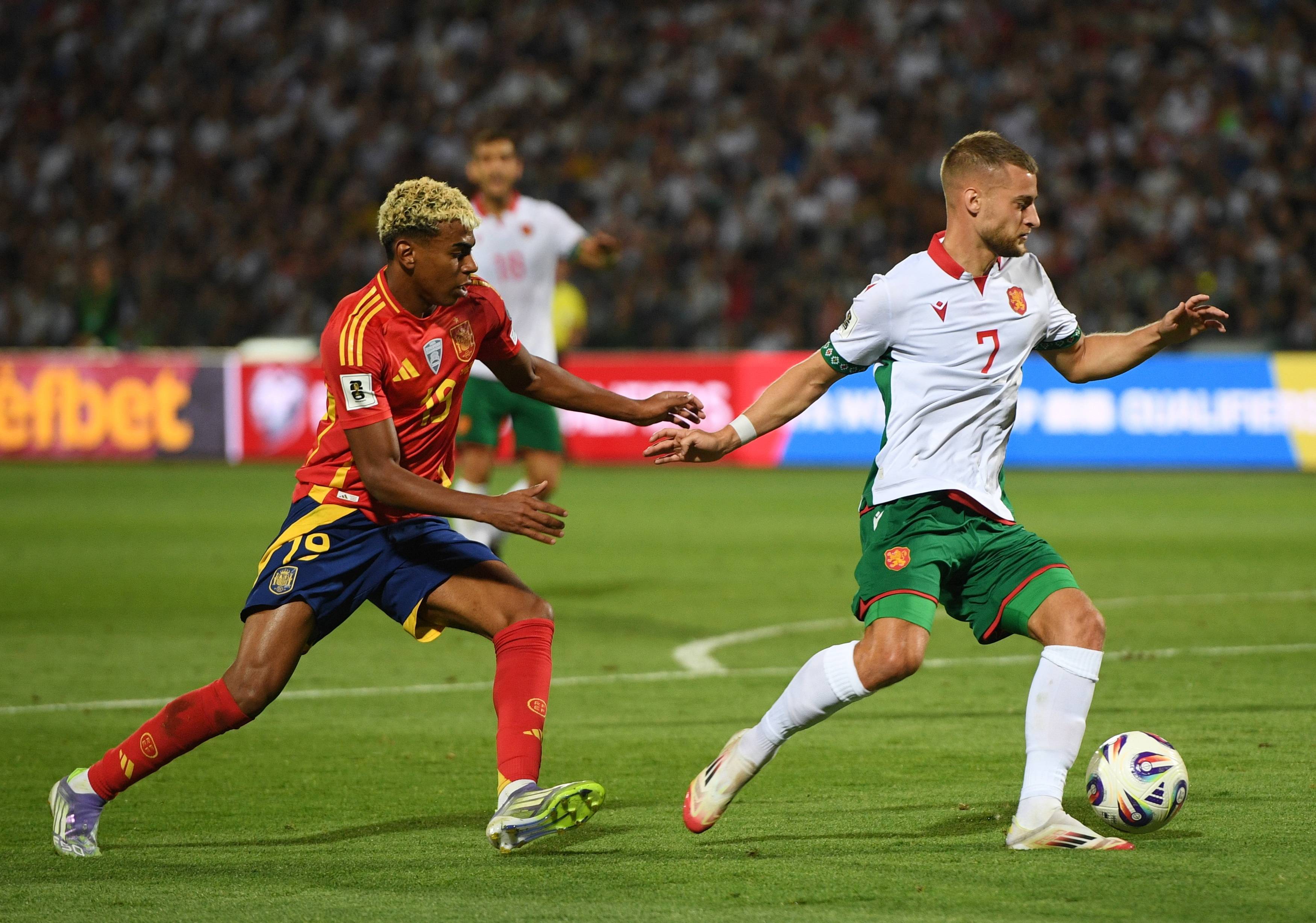 西班牙队再胜一仗，锁定淘汰赛资格