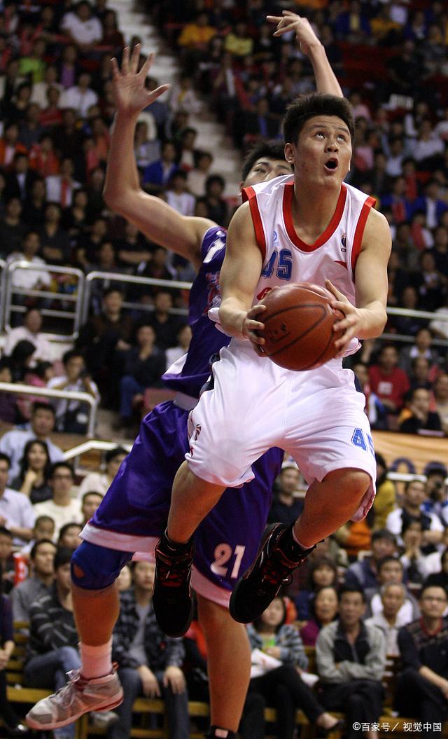 球场上的悬念不断,比分紧咬不放的简单介绍 球场上的悬念不断,比分紧咬不放的简单介绍