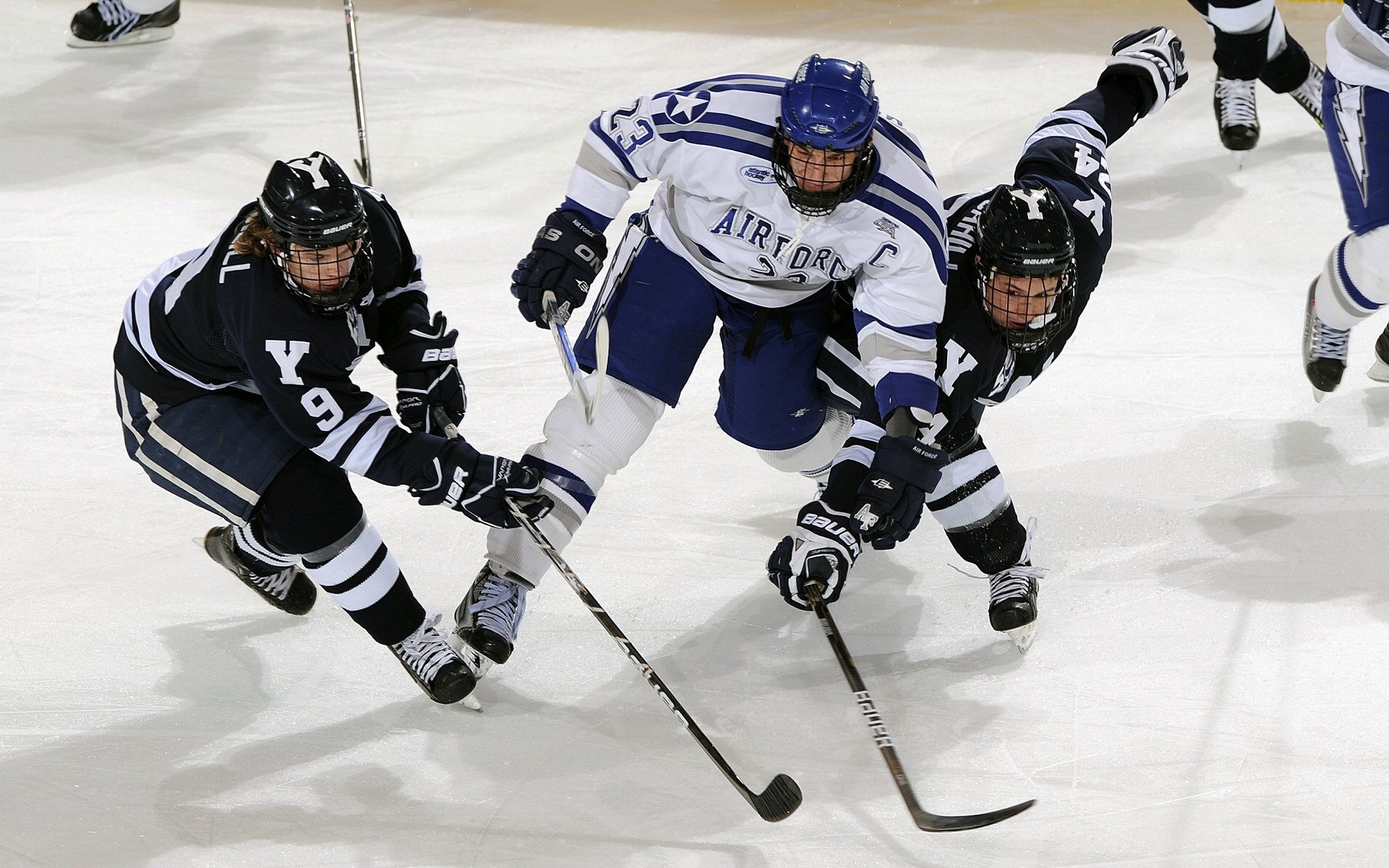 F1新赛季揭幕战之夜,卡瓦哈尔的教科书级表现如何重新定义赛道智慧