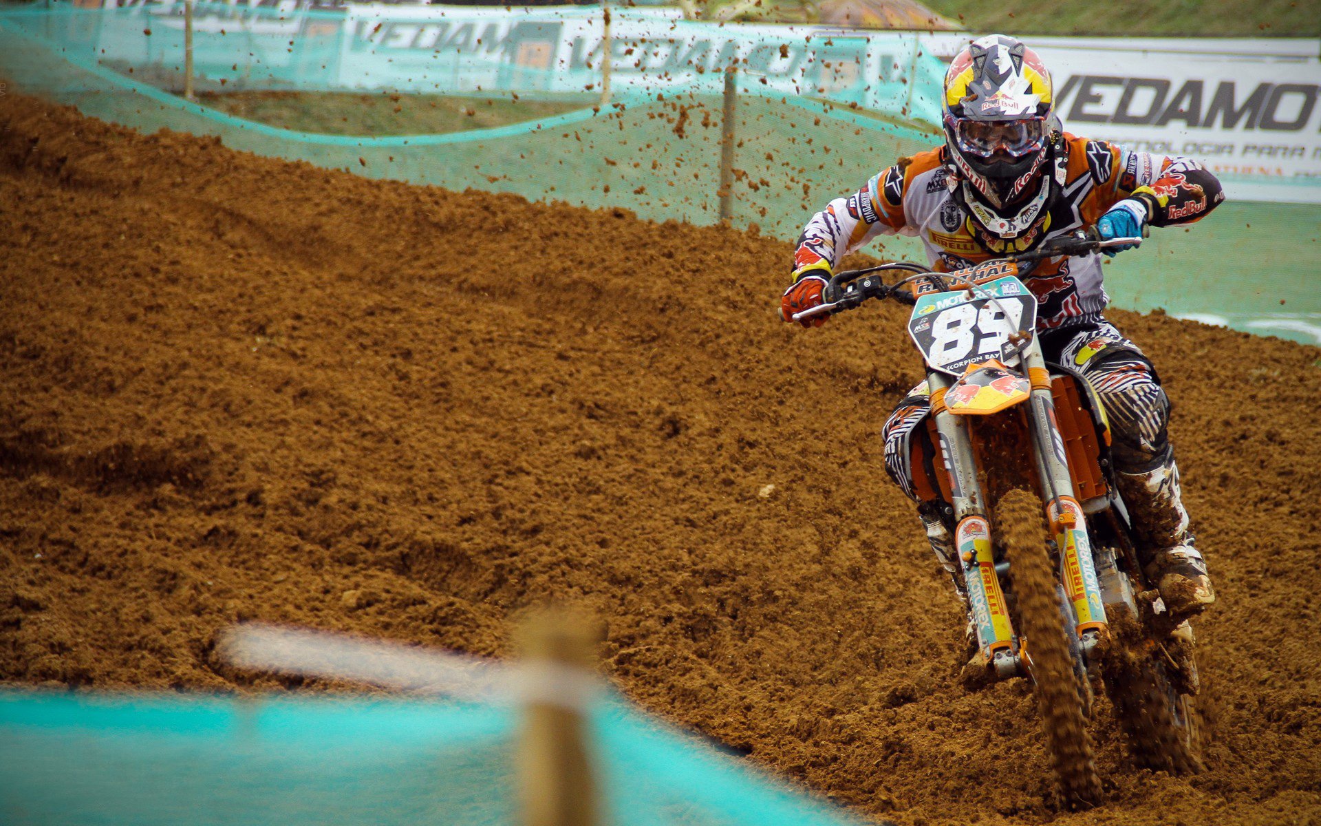 勒沃库森鏖战土耳其，法比尼奥扛起全队的孤勇之战